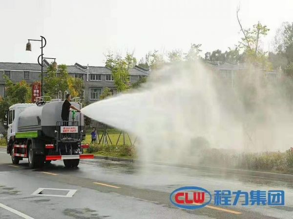 洒水车为什么要在城市道路上洒水？