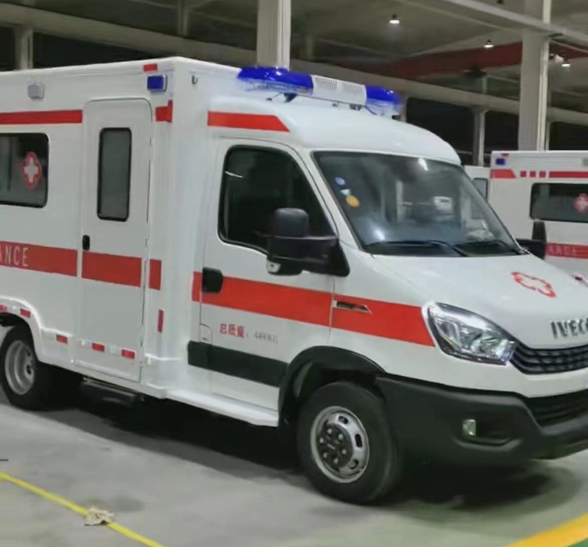 依维柯方舱式医疗救护车发往新疆  ​