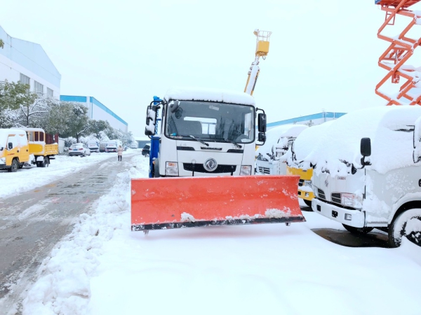 东风T3摆臂垃圾车加装推雪铲